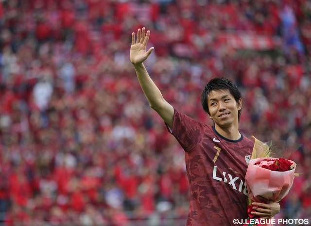 【中田浩二 柳沢敦 新井場徹 合同引退試合】客席に向けて笑顔で手を振る新井場