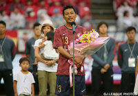 【中田浩二 柳沢敦 新井場徹 合同引退試合】試合後にファン・サポーターに向けて挨拶する柳沢