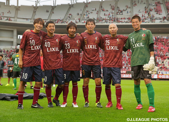 【中田浩二 柳沢敦 新井場徹 合同引退試合】中田とともに98年に鹿島に加入した同期の6人（左から本山、小笠原、山口、中田、中村、曽ケ端）