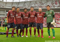 【中田浩二 柳沢敦 新井場徹 合同引退試合】中田とともに98年に鹿島に加入した同期の6人（左から本山、小笠原、山口、中田、中村、曽ケ端）