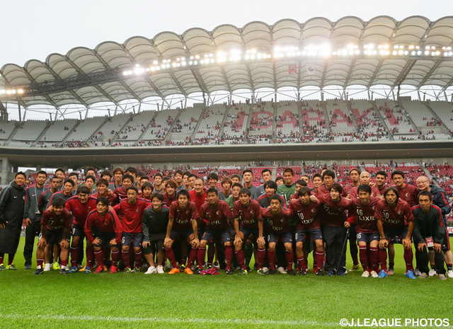 【中田浩二 柳沢敦 新井場徹 合同引退試合】OB、現役を含めた“オール鹿島”の集合写真