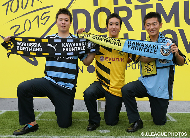 【川崎Ｆvsドルトムント】タオルマフラーを持ちポーズを取る両チームのファン・サポーター