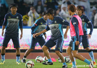 【川崎Ｆvsドルトムント】ボール回しを行う川崎Ｆの選手たち