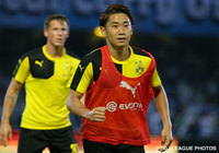 【川崎Ｆvsドルトムント】ビブスを着てウォーミングアップを行う香川(ドルトムント)