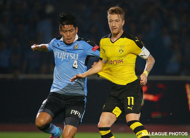 【川崎Ｆvsドルトムント】ロイス(ドルトムント)と競り合う井川(川崎Ｆ)