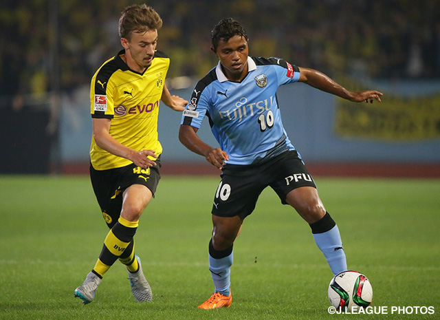 【川崎Ｆvsドルトムント】ドルトムントの守備陣と競り合うレナト（川崎Ｆ）