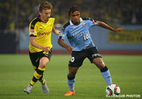 【川崎Ｆvsドルトムント】ドルトムントの守備陣と競り合うレナト（川崎Ｆ）