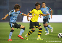 【川崎Ｆvsドルトムント】香川（ドルトムント）と競り合う谷口（川崎Ｆ）