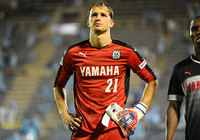 【明治安田Ｊ２ 第22節 磐田vs讃岐】痛恨の同点ゴールを許し、険しい表情を浮かべるカミンスキー（磐田）（3/3）