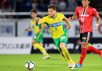 【明治安田Ｊ２ 第22節 金沢vs千葉】素早い出足で攻撃の芽を摘んだパウリーニョ（千葉）（2/3）