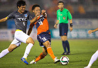 【明治安田Ｊ２ 第22節 愛媛vs栃木】激しくボールを奪い合うハン（栃木）と西田（愛媛）（1/3）