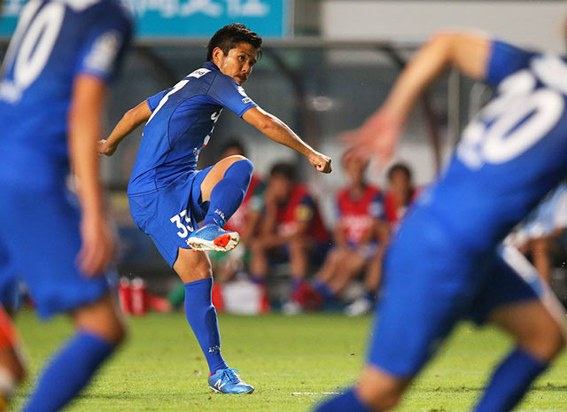 【明治安田Ｊ２ 第22節 福岡vs北九州】直接FKを2本決め、福岡ダービーを制す原動力となった鈴木（福岡）（3/3）