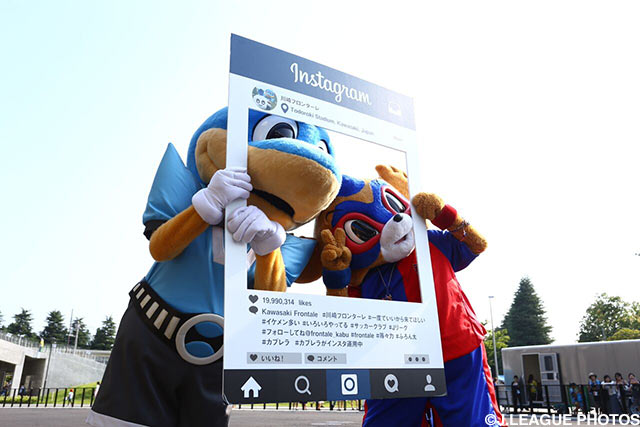 【明治安田Ｊ１ ２ｎｄ 第1節 川崎ＦvsFC東京】仲良くフレームに収まるふろん太と東京ドロンパ（4/18）