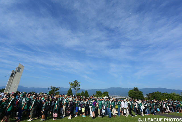 【明治安田Ｊ１ ２ｎｄ 第1節 松本vs浦和】美しい空の下、今か今かと入場を待ちわびる松本のファン・サポーター（2/15）