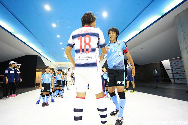 【明治安田Ｊ１ ２ｎｄ 第1節 川崎ＦvsFC東京】旧交を温める石川　直宏（FC東京）と中村　憲剛（川崎Ｆ）（13/18）