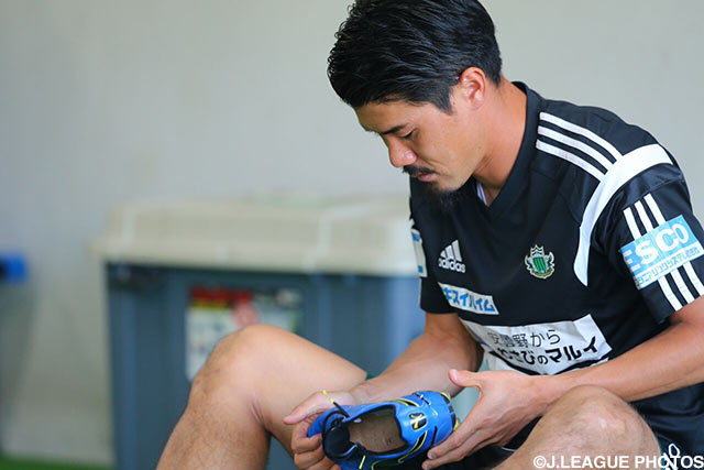 【明治安田Ｊ１ ２ｎｄ 第1節 松本vs浦和】スパイクを入念にチェックする酒井　隆介（松本）（7/15）