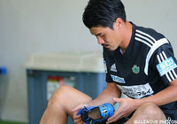 【明治安田Ｊ１ ２ｎｄ 第1節 松本vs浦和】スパイクを入念にチェックする酒井　隆介（松本）（7/15）