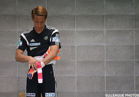 【明治安田Ｊ１ ２ｎｄ 第1節 松本vs浦和】慎重に準備を進める村山　智彦（松本）。グローブをつける一連の動作はGKにとっては大事な儀式の一つ（8/15）