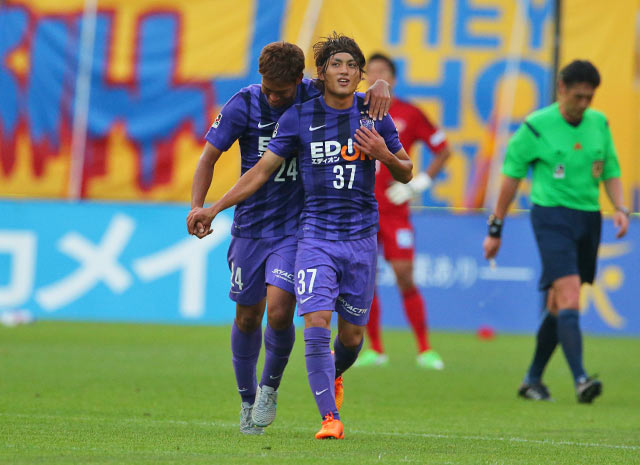 【明治安田Ｊ１ ２ｎｄ 第1節 仙台vs広島】Ｊリーグ初得点となる追加点を挙げた宮原（広島）（2/5）