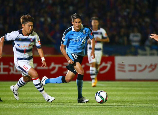 【明治安田Ｊ１ ２ｎｄ 第1節 川崎ＦvsFC東京】アウトサイドでの巧みな一撃で先制点を決めたエウシーニョ（川崎Ｆ）（14/18）