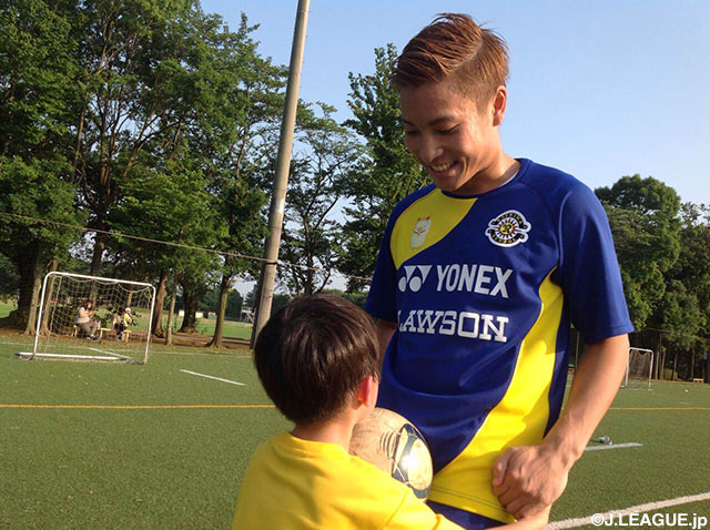 【明治安田Ｊ１ ２ｎｄ 第1節 柏vs鳥栖】子供たちにサッカーを教える山中　亮輔（柏）（2/7）