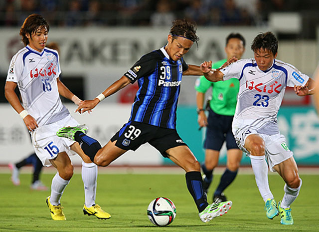 【明治安田Ｊ１ ２ｎｄ 第1節 Ｇ大阪vs甲府】厳しいマークを受けながらもシュートを放つ宇佐美（Ｇ大阪）（3/5）