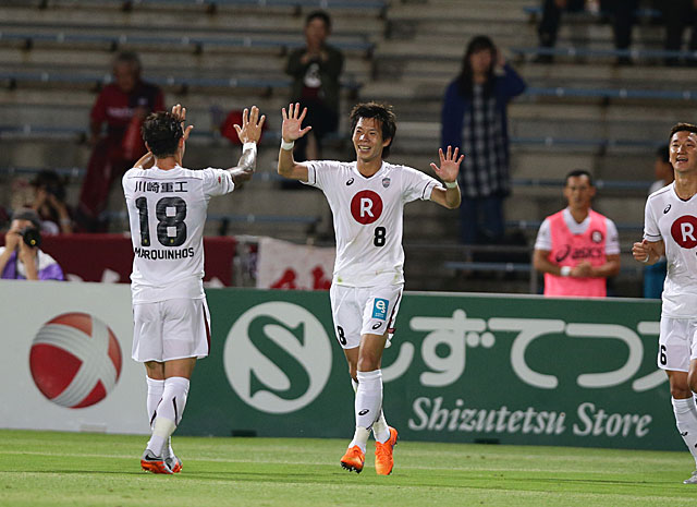 【明治安田Ｊ１ ２ｎｄ 第1節 清水vs神戸】4点目を決めたマルキーニョス（神戸 #18）と5点目を決めた高橋祥（5/6）