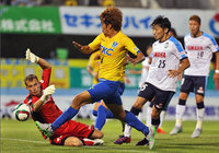 【明治安田Ｊ２ 第23節 栃木vs磐田】決定的なシュートを放った阪野（栃木）（3/3）