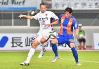 【明治安田Ｊ２ 第23節 長崎vs京都】バヤリッツァ（京都）と競り合うイ ヨンジェ（長崎）（2/3）