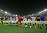 【明治安田Ｊ２ 第23節 東京Ｖvs大分】14試合ぶりの勝利をファン・サポーターと分かち合う大分の選手たち（3/3）