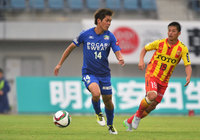 【明治安田Ｊ２ 第23節 徳島vs北九州】鋭いミドルシュートを放った濱田（徳島）（2/3）