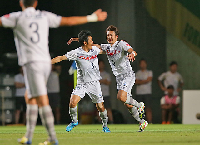 【明治安田Ｊ２ 第23節 千葉vs群馬】豪快なミドルシュートで決勝点を決めた吉濱（群馬）（3/3）