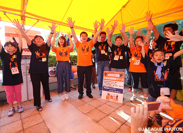 【2015年7月12日 大宮vs岡山】手話応援啓発ブースで手話を体験する佐藤美希さん（2/4）