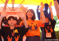 【2015年7月12日 大宮vs岡山】子どもたちと手話を体験する佐藤美希さん（1/4）