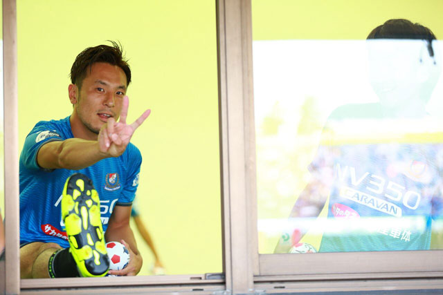 【明治安田Ｊ１ ２ｎｄ 第2節 横浜FMvs柏】カメラに向かってピースサインを作る藤本　淳吾（横浜FM）（3/15）