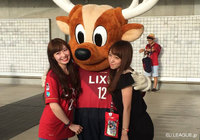 【明治安田Ｊ１ ２ｎｄ 第2節 鹿島vs清水】鹿島のマスコット・しかおと写真を撮るファン・サポーター（1/8）