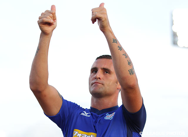 【明治安田Ｊ１ ２ｎｄ 第2節 甲府vs仙台】ファン・サポーターに向けて親指を立て元気な姿を見せるバレー（甲府）（2/8）