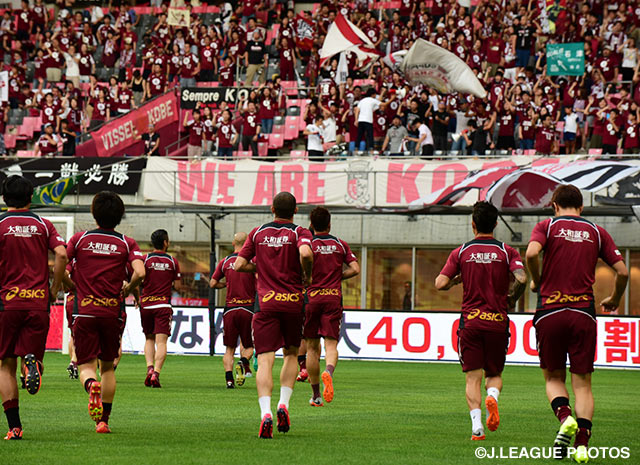 【明治安田Ｊ１ ２ｎｄ 第2節 神戸vs湘南】ピッチ上でウォーミングアップを行う神戸の選手たち（2/7）