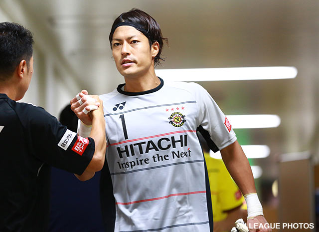 【明治安田Ｊ１ ２ｎｄ 第2節 横浜FMvs柏】スタッフとがっちり手を握る桐畑　和繁（柏）（4/15）