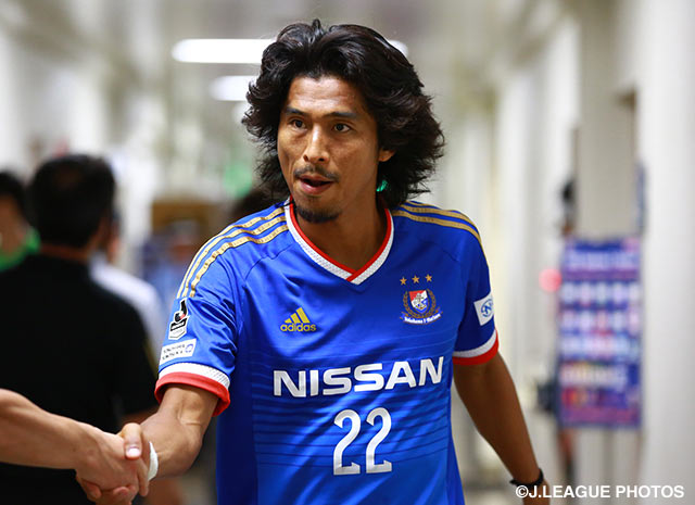 【明治安田Ｊ１ ２ｎｄ 第2節 横浜FMvs柏】真剣な表情でピッチに向かう中澤　佑二（横浜FM）（5/15）