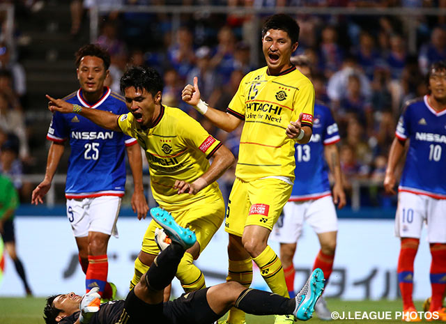 【明治安田Ｊ１ ２ｎｄ 第2節 横浜FMvs柏】工藤　壮人（柏）のゴールに喜ぶ柏の選手たち（7/15）