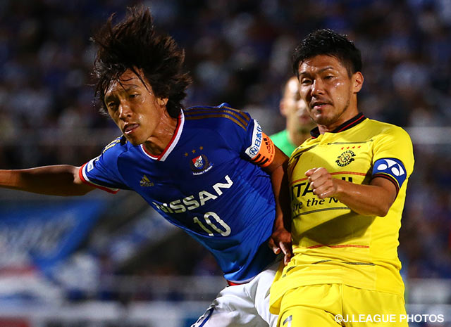 【明治安田Ｊ１ ２ｎｄ 第2節 横浜FMvs柏】大谷　秀和（柏）と競り合う中村　俊輔（横浜FM）（8/15）