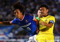 【明治安田Ｊ１ ２ｎｄ 第2節 横浜FMvs柏】大谷　秀和（柏）と競り合う中村　俊輔（横浜FM）（8/15）