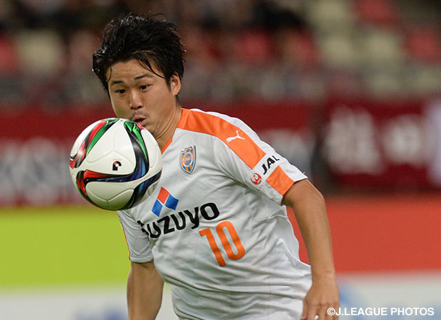 【明治安田Ｊ１ ２ｎｄ 第2節 鹿島vs清水】ボールを巧みに操る大前　元紀（清水）（2/8）