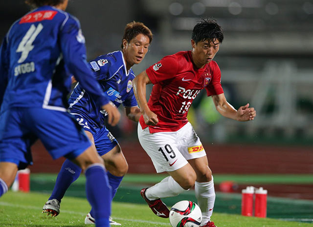 【明治安田Ｊ１ ２ｎｄ 第2節 山形vs浦和】山形のディフェンス陣と競り合う武藤　雄樹（浦和）（2/7）