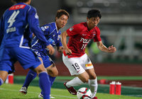 【明治安田Ｊ１ ２ｎｄ 第2節 山形vs浦和】山形のディフェンス陣と競り合う武藤　雄樹（浦和）（2/7）