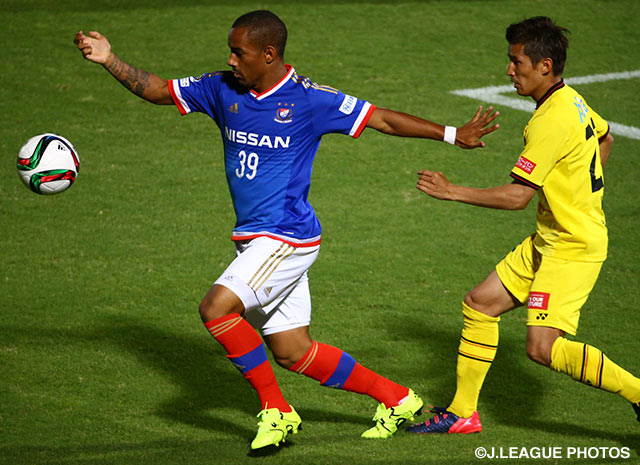 【明治安田Ｊ１ ２ｎｄ 第2節 横浜FMvs柏】輪湖　直樹（柏）のマークを突破するアデミウソン（横浜FM）（9/15）