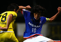 【明治安田Ｊ１ ２ｎｄ 第2節 横浜FMvs柏】栗澤　僚一（柏）と競り合う中村　俊輔（横浜FM）（10/15）