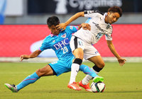 【明治安田Ｊ１ ２ｎｄ 第2節 鳥栖vs川崎Ｆ】激しく競り合う谷口　博之（鳥栖）と小林　悠（川崎Ｆ）（4/5）