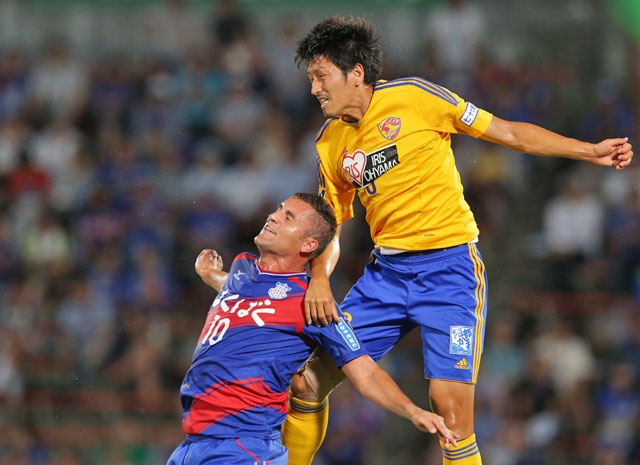 【明治安田Ｊ１ ２ｎｄ 第2節 甲府vs仙台】激しい競り合いを見せるバレー（甲府）と渡部　博文（仙台）（5/8）